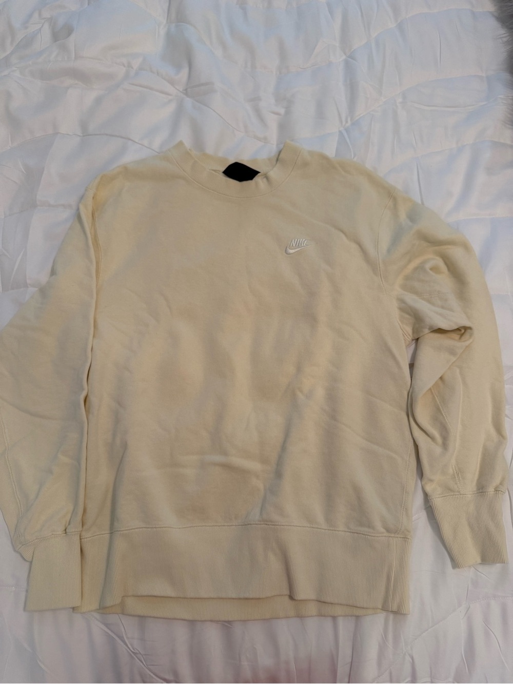 Nike women’s butter yellow Crewneck Sweatshirt